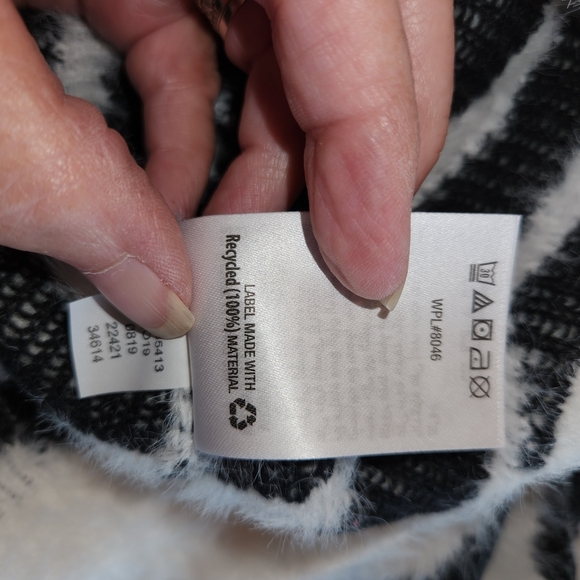 Bar III Black & White Zebra Print Sweater Size M Super Soft & Fuzzy Long Sleeves - Picture 12 of 13